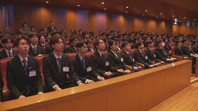 過去最多1013人の新入社員「クスリのアオキ」入社式 石川・白山市 青木社長「前向きに楽しんで」・新入社員「日々成長」「信頼される薬剤師に」|TBS NEWS DIG