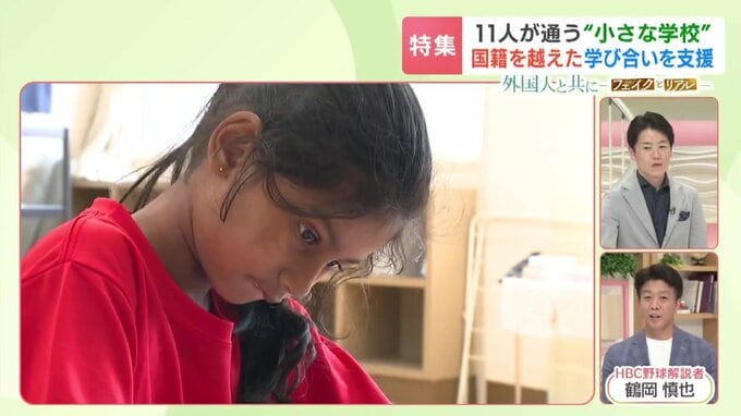 スタジオでコメントする解説者