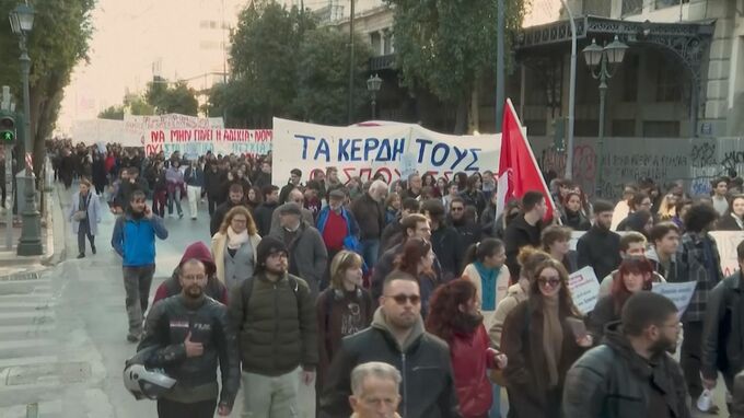 ギリシャで私立大学設立に反対する学生らによる大規模デモ　警察と衝突する事態に