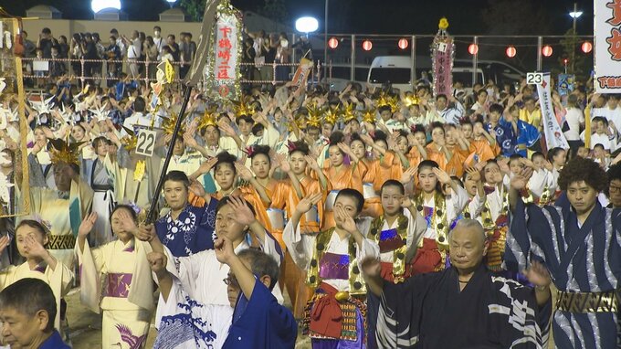 460年の伝統をつなぐ　本場鶴崎踊大会で800人が優雅な舞いを披露　夏の夜を彩る　大分|TBS NEWS DIG