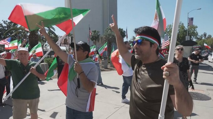 アメリカ・ロサンゼルスでイラン系住民から歓喜の声　最高指導者ハメネイ師死亡の情報受け　亡命イラン人らが体制崩壊に期待|TBS NEWS DIG