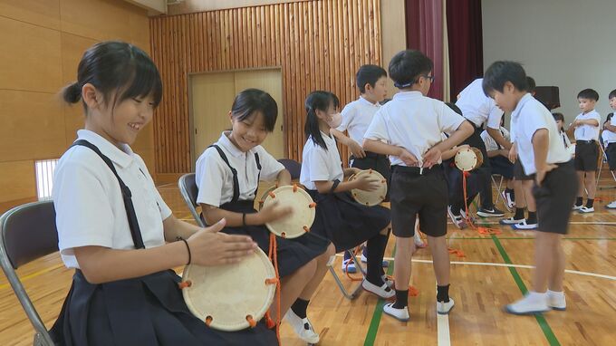 こころをあわせて「いよ～っ！　ポン！」小学生が古典芸能に挑戦！”鼓”を体験　山口・長門　|　山口のニュース・天気・防災｜tys NEWS｜ｔｙｓテレビ山口