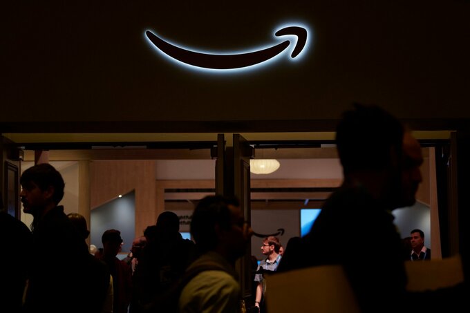 ネット小売王者アマゾン、実店舗に本腰－アメフト場4面分の超大型店