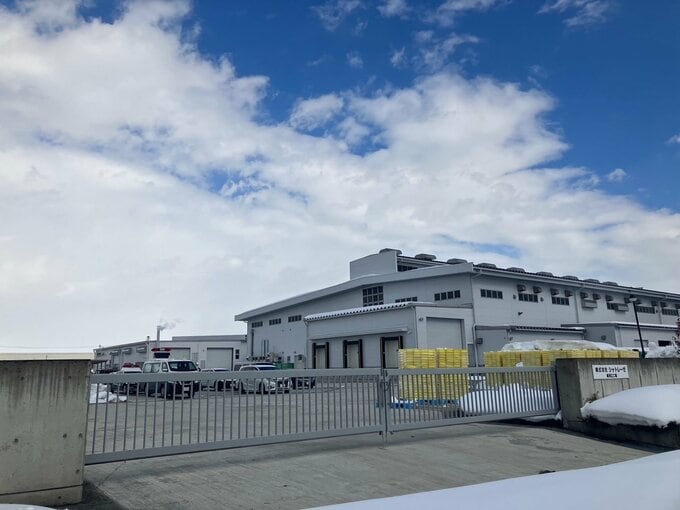有名菓子メーカー工場フォークリフト死亡事故「運転席には別の従業員」見えてきた現場状況と警察が慎重に捜査を進めるポイント（山形・寒河江市）　|　山形のニュース│TUYテレビユー山形