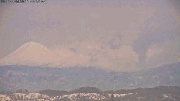 【速報】北海道・雌阿寒岳で噴火　ポンマチネシリ火口から上空100ｍに噴煙確認　大きな噴石に警戒を…去年10月25日以来　札幌管区気象台　|　北海道のニュース｜HBC北海道放送