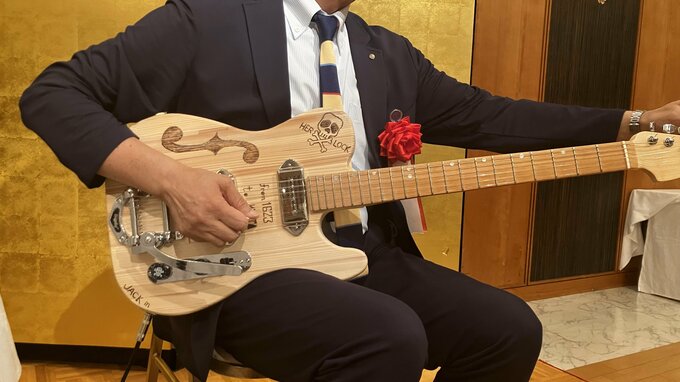 奏でたのはブルーハーツ…学校の“机”で作ったエレキギターで演奏披露　廃棄される天板を再利用　福島・郡山市　|　福島のニュース│TUF