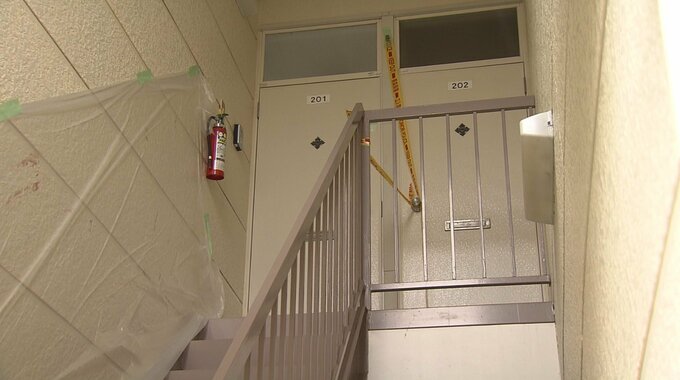 隣人2人をナイフで殺傷の男（52）初公判で起訴内容認める　検察側は動機を「死刑になって失明の恐怖から解放」などと指摘　弁護側「勘弁してほしい。もううるさくしないから」命乞い受け自ら犯行中断と主張|TBS NEWS DIG