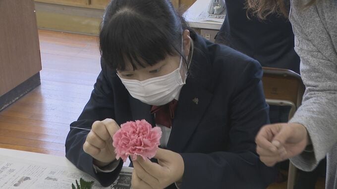 「将来も頑張ってほしいなという思いを込めて」卒業生に贈るコサージュ作り　|　山口のニュース・天気・防災｜tys NEWS｜ｔｙｓテレビ山口