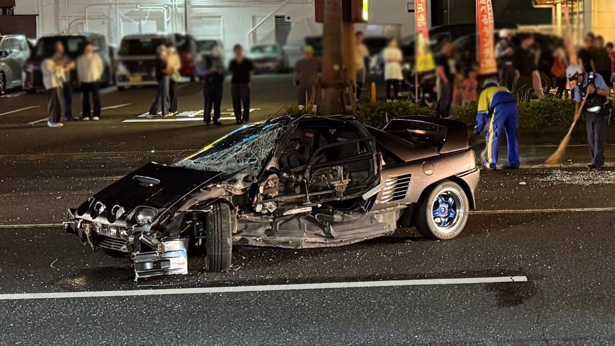 車3台が絡む事故で1人搬送　1台が大破…交差点で右折車と直進車が衝突　弾みで対向車にも…鹿児島市東開町