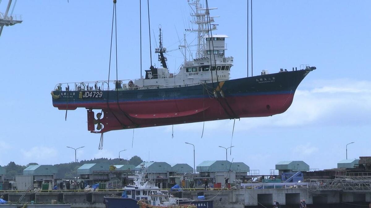 宙に浮く”横転した巻き網漁船 大型クレーン「富士」でつり上げ元の台座