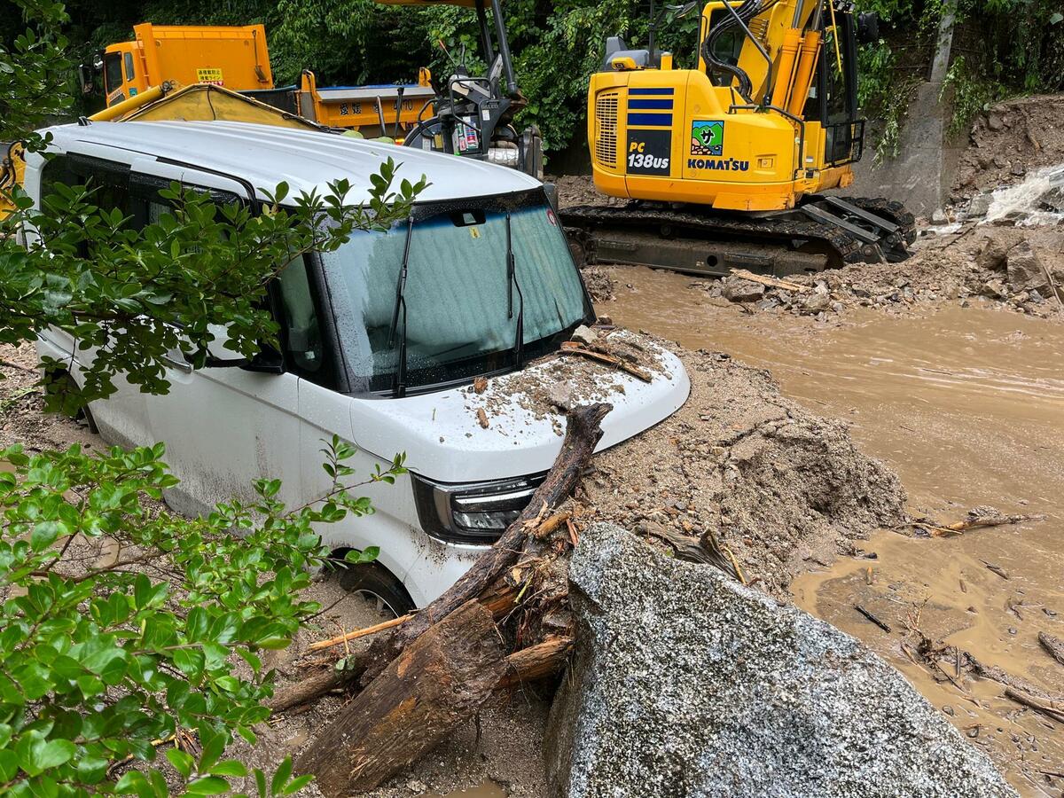 土砂に埋もれた車… 国道317号・水ヶ峠トンネル付近で土砂崩れ 付近で 土砂に埋もれた車… 国道317号・水ヶ峠トンネル付近で土砂崩れ 付近で