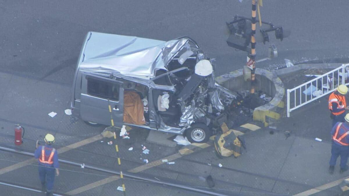 軽乗用車は大破… 踏切内で車と列車が衝突 救助された73歳女性は心肺停止 JR高山線は一部区間で運転見合わせ 岐阜