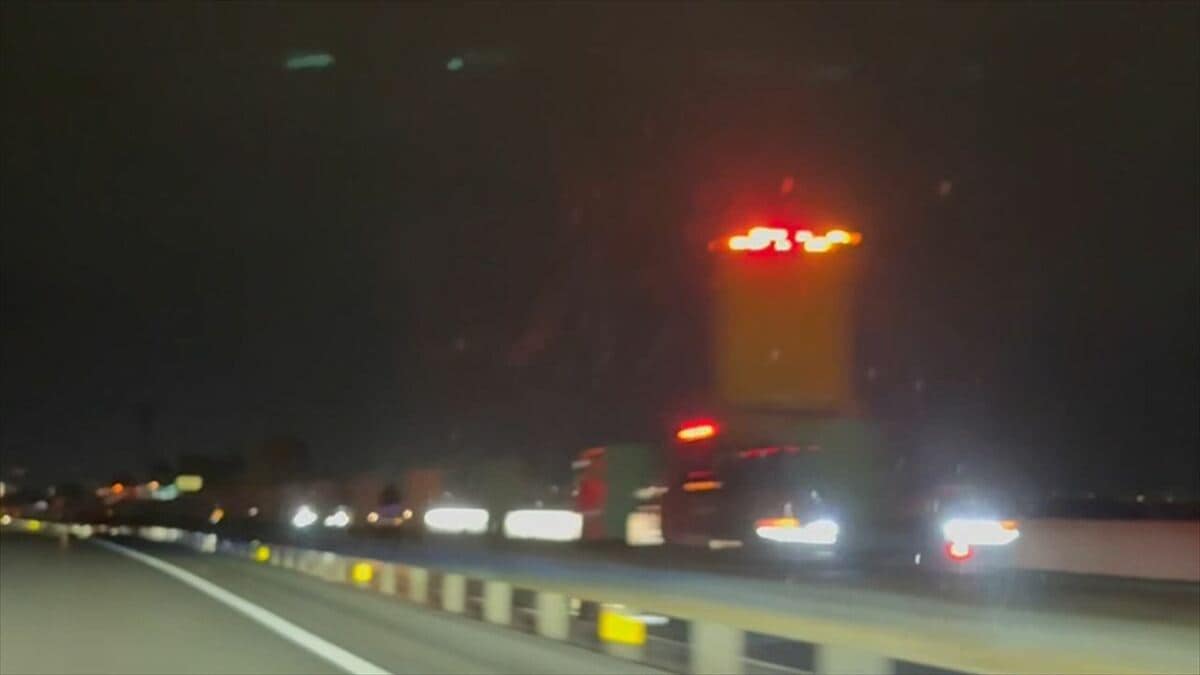 【速報】中央道・上り線　甲府昭和ICー甲府南ICが通行止め　トラックと乗用車の事故　【午後8時15分現在】　