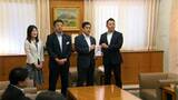 地震相次いだ悪石島と小宝島の住民に義援金 保険会社が約600万円贈呈 鹿児島・十島村|TBS NEWS DIG