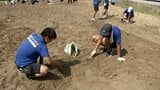 「おいしいキャベツが作れるように」大雨被災の農園の復旧を中高生らが手助け 発起人は地元中学校の校長「ピンチの時はぎゅっと結束」福岡・福津市 | 福岡のニュース|RKB NEWS|RKB毎日放送