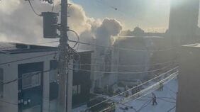【速報】札幌市内の2階建てアパートから出火　建物から煙が噴出　これまでのところけが人なし|TBS NEWS DIG