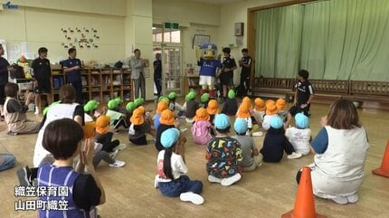 元日本代表の波戸康広さんがサッカー教室で園児と触れ合い 横浜F