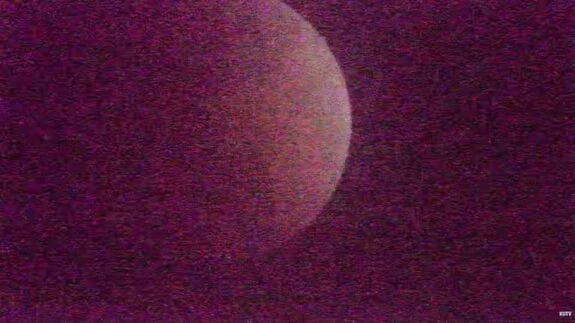 【連続写真で見る】皆既月食・最新の月の様子は？「食の最大」近づくと“赤い月”に変貌【高知・ライブ】|TBS NEWS DIG