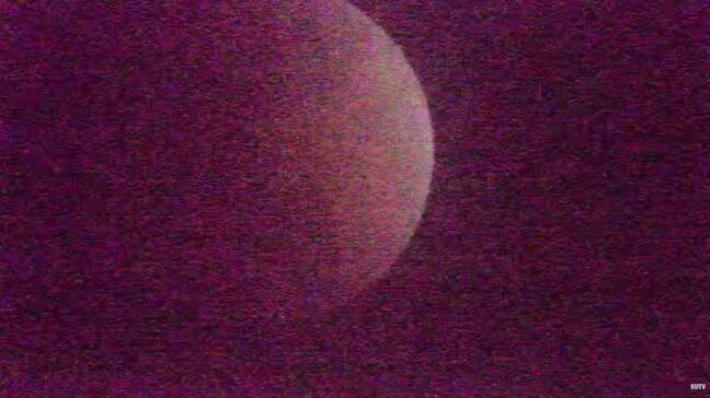 【連続写真で見る】皆既月食・最新の月の様子は？「食の最大」近づくと“赤い月”に変貌【高知・ライブ】　|　高知のニュース・天気｜KUTV NEWS | KUTVテレビ高知