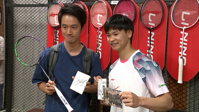 五輪メダリストのバドミントン・渡辺勇大、香港のファンからイラストのプレゼントに「すげー!」 ファンと交流|TBS NEWS DIG