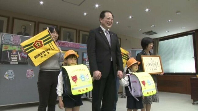 「交通ルールを守って学校に通う」ランドセルカバーを市に寄贈 愛媛県・松山市|TBS NEWS DIG