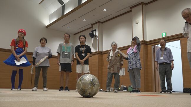 走らない・接触しない…!石川・能登町で“ウオーキングフットボール”開催 高齢者や大学生ボランティアの姿も|TBS NEWS DIG