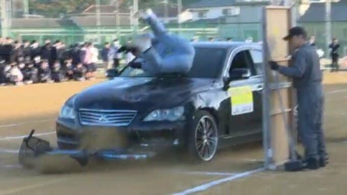 「事故の衝撃や怖さを目の当たりに」高校でスタントマンによる交通安全教室　愛媛・新居浜市|TBS NEWS DIG