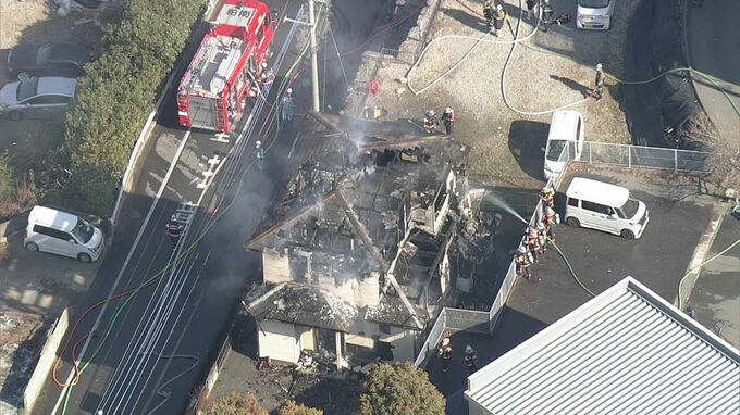 「2階建ての家が燃えている」福岡県宇美町の住宅で火災　消火活動中　|　福岡のニュース｜RKB NEWS｜RKB毎日放送