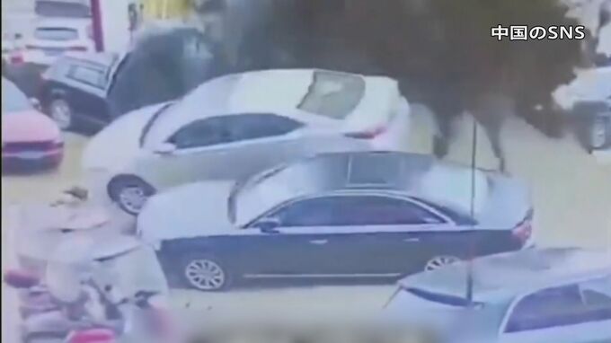 子どもが汚水処理タンクに爆竹投げ入れガス爆発　乗用車が横転　中国・四川省|TBS NEWS DIG