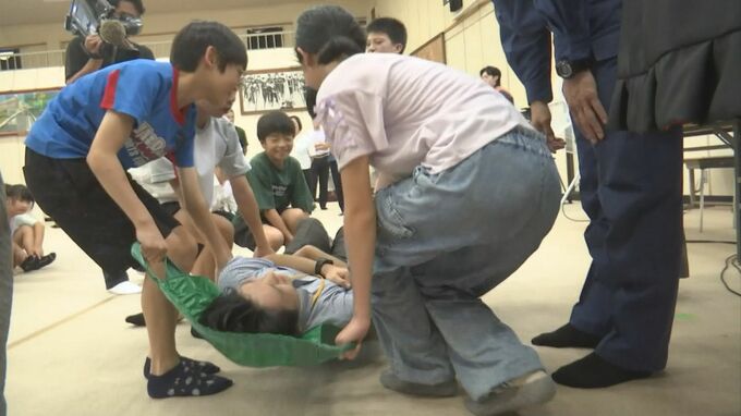 9月9日「救急の日」児童が救急活動体験…消防隊員3人で運ぶ担架を児童は何人がかり？「まず大人を呼ぶ、大声で助けを求める、まずは周りに知らせる」鳥取・鳥取市|TBS NEWS DIG