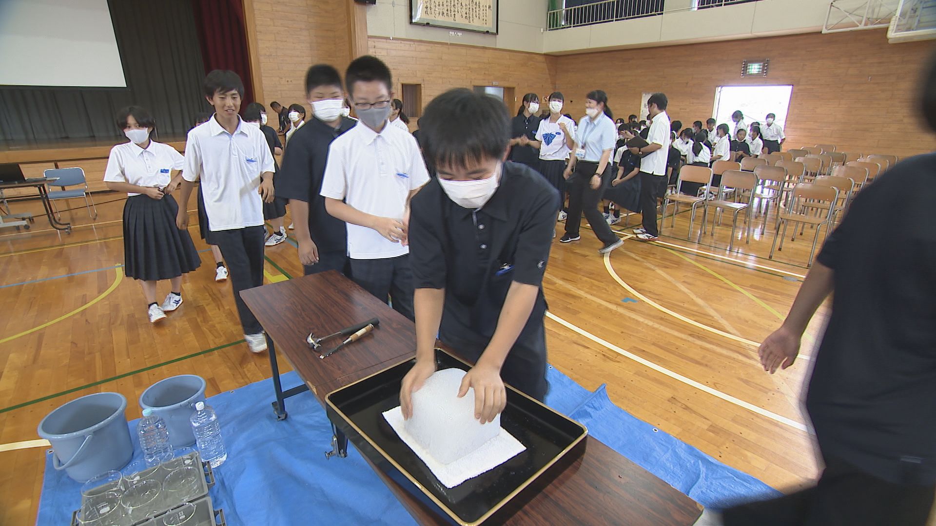中学生が「南極の氷」を体験 海上自衛隊の砕氷艦「しらせ」が採取