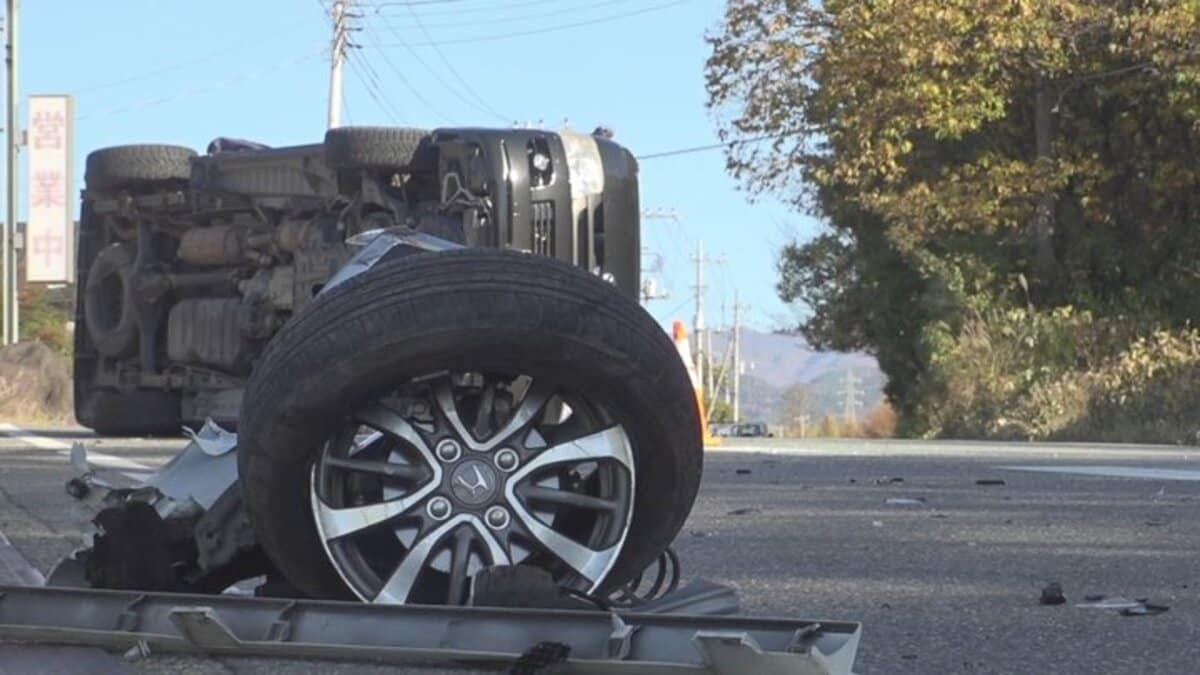 朝の国道 車2台が正面衝突 ワンボックスカーが横転 軽乗用車は前輪