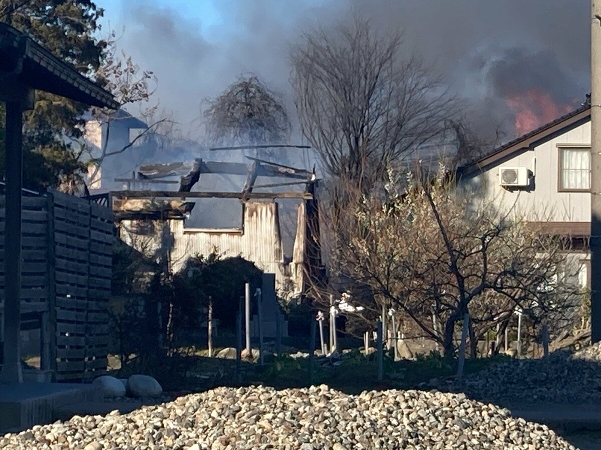 富山市で住宅など複数燃える火事 強風注意報のなか「煙が上がっている