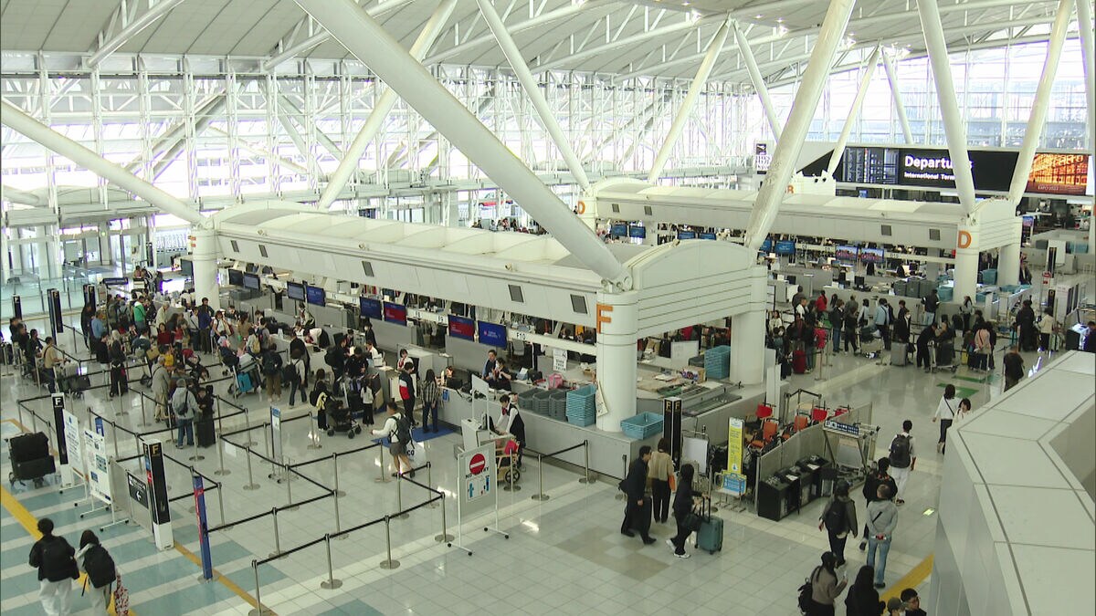 空港で露出の妻 