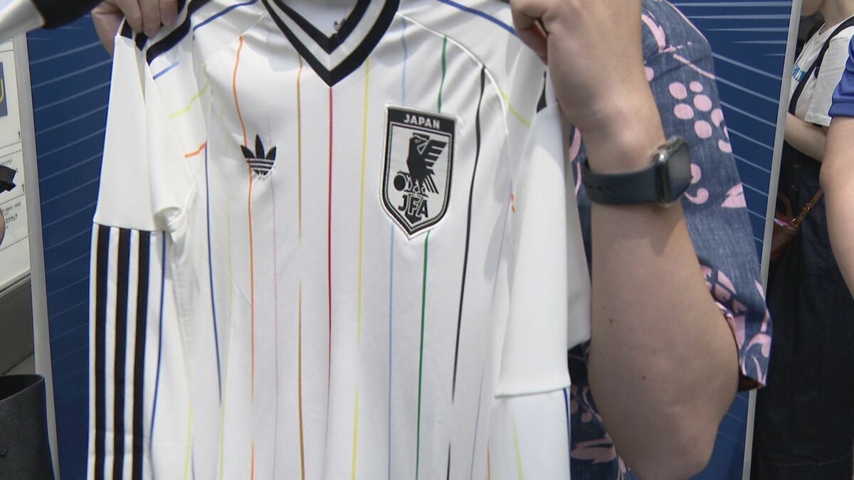 サッカー日本代表　鈴木淳之介　1stユニフォーム　W杯パッチ付き サッカーW杯 白のユニフォームが大人気!? ｢普段使いできそう｣ 鈴木