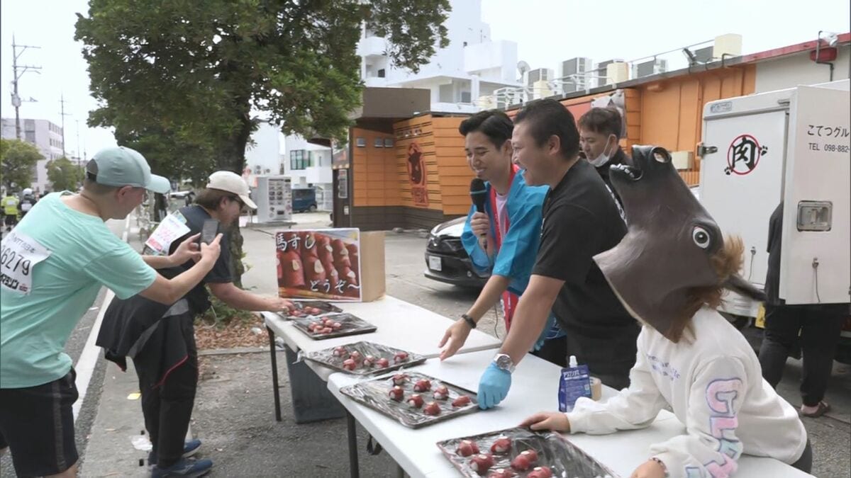 【写真更新中】グルメマラソン！馬肉寿司にケーキまで ご馳走たくさんのNAHAマラソン 2万3859人が南部路を駆け抜ける