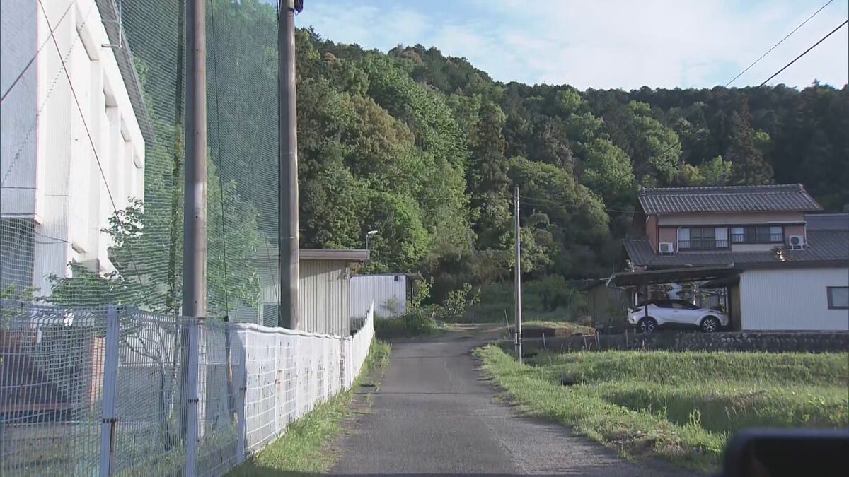 小学校近くでクマ目撃 保護者が付き添って登校 クマの体長は80センチほどか 岐阜･山県市