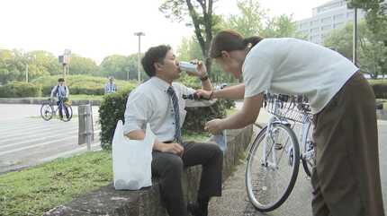 これからお酒を飲む世代に届け”警察官がショート動画と黒板アートで