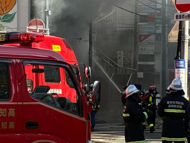 元日の帰省客などでにぎわう中心街で建物火災　高知市の「追手筋」で現在も消火活動続く（午前10時半現在）|TBS NEWS DIG
