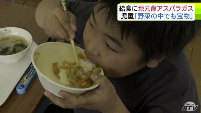 「野菜の中でも宝物」学校給食に地元産アスパラガスを提供 児童たちは「すごくおいしい」 生産者は「作りがいがあってとてもうれしい。若い世代にもやってほしい」 岩木山麓の鯵ヶ沢町特産アスパラガス|TBS NEWS DIG