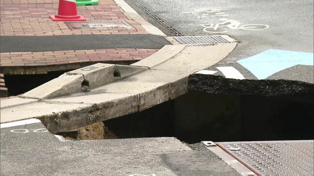「小さい状態で陥没、今どんどん広がって・・・」 福岡市天神地区の国道が陥没 近くで下水道工事 雨の影響で土砂が流出か|TBS NEWS DIG