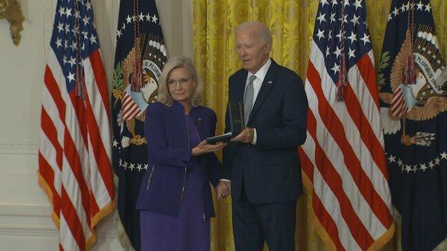 バイデン大統領　共和党のリズ・チェイニー元下院議員に「大統領市民勲章」授与　トランプ次期大統領批判の急先鋒|TBS NEWS DIG