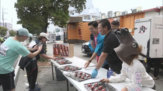 【写真更新中】グルメマラソン！馬肉寿司にケーキまで ご馳走たくさんのNAHAマラソン 2万3859人が南部路を駆け抜ける　|　沖縄のニュース｜RBC 琉球放送