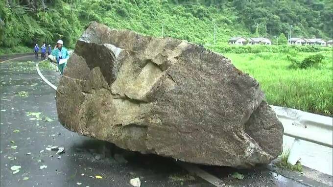 直径2メートルほどの落石が道路をふさぐ 吉備中央町の県道31号 高梁・御津線 現在も通行止め 復旧のめど立たず【岡山】|TBS NEWS DIG