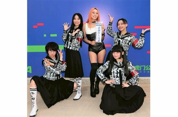【 倖田來未 】 新しい学校のリーダーズと豪華ショット 「KANONちゃんは、倖田來未に憧れてこの世界に飛び込んできたとのことで 涙涙の対面でした!ぴぇーん こっちが感動ーーー」|TBS NEWS DIG