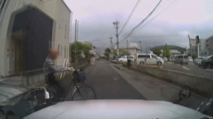 高齢者の自転車と衝突しそうになるドライブレコーダー映像