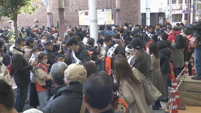 商店街に1万人　サポーターと選手の一体感高める　サッカーＪ２　レノファ山口応援パレード開催|TBS NEWS DIG