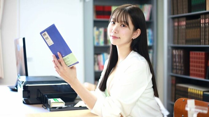 【林凜】本名「石橋てるみ」に改名「心機一転」　図書室で爽やか＆あざとさ笑顔　ゲーミングタレント・倉持由香さんら所属事務所に在籍|TBS NEWS DIG