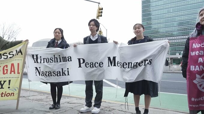 ニューヨークの国連前で高校生平和大使が核兵器廃絶を訴え　核兵器禁止条約締約国会議にあわせ