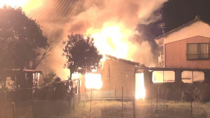 「農業用倉庫にガソリンか灯油が…」「バンバン爆発」深夜の住宅地で炎上火災…民家3棟や車庫など複数の建物を全焼、明け方にようやく鎮火　|　BSSニュース | BSS山陰放送